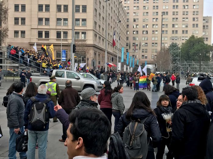 En momentos en que protestaban los taxistas, también llegaron los activistas pro derechos de minorías sexuales, frente a La Moneda, por Alameda. 