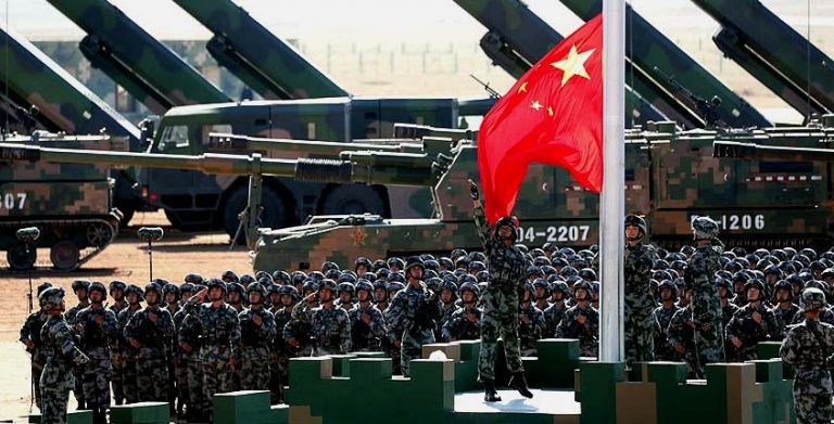 China hace imponente demostración de fuerza en desfile militar