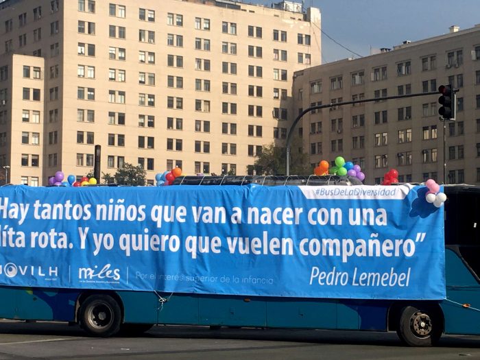 El "bus de la diversidad" le disputó el protagonismo al "bus de la libertad" y habrá dad una cien vueltas en torno a la plazoleta de la Gran Bandera en la Alameda frente a La Moneda, con un mensaje de Pedro Lemebel.