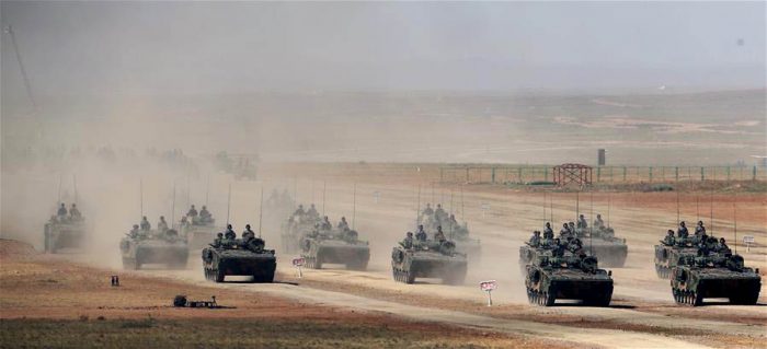  Vehículos de combate de infantería permanecen en formación durante un desfile militar en la base de entrenamiento de Zhurihe, en la Región Autónoma de Mongolia Interior, en el norte de China. (Xinhua/Yin Gang)