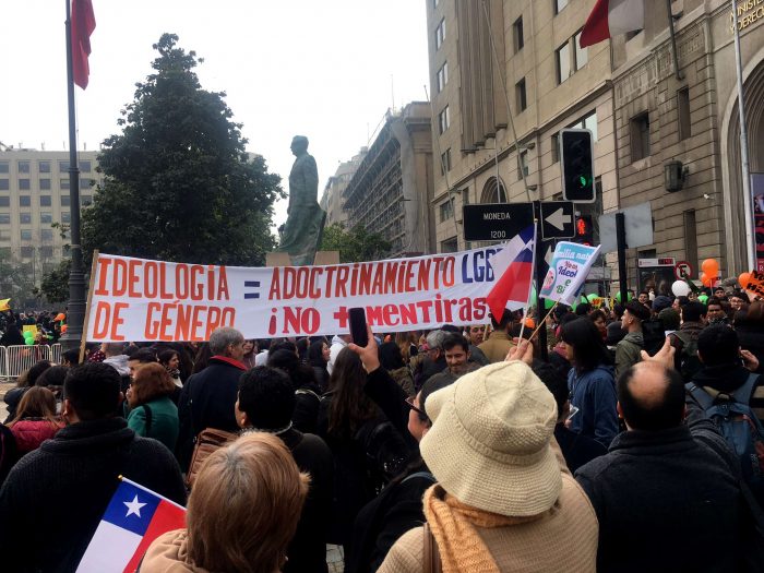 Mientras el llamado "bus de la libertad" iba rumbo a la zona oriente de Santiafo, en la Plaza de la Constitución grupos supuestamente cristianos oraban y clamaban a Dios invocando la historia de Jericó.