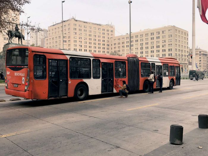 ¿Y qué culpa tiene la destartalada micro? Manifestantes pro libertades  rayan el bus con consignas