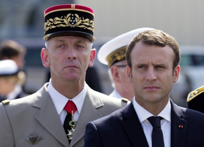 Emmanuel Macron, escoltado por el nuevo jefe del Estado Mayor francés, el general François Lecointre, pasa revista a una guardia de hornor durante su visita a la base aérea de Istres, este jueves 20 de julio al sur de Francia. (AFP)