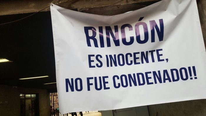 Uno de los carteles que los partidarios del diputado colgaron en el entorno donde se realizó la Junta Nacional que dejó debilitadas a Carolina Goic.