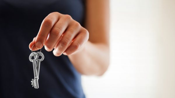 departamentos-en-arriendo-mujer-sosteniendo-llaves