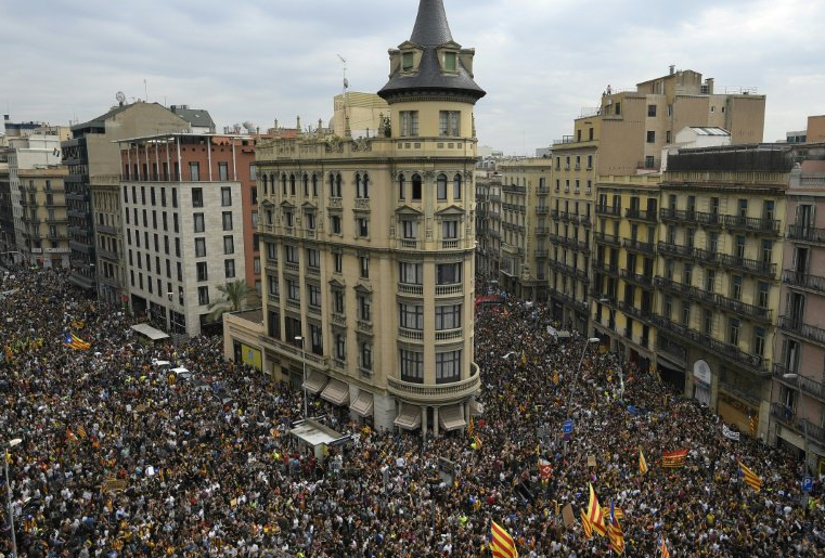 Manifestaciones, atochamientos y ciudades paralizadas marcan la huelga general en Cataluña