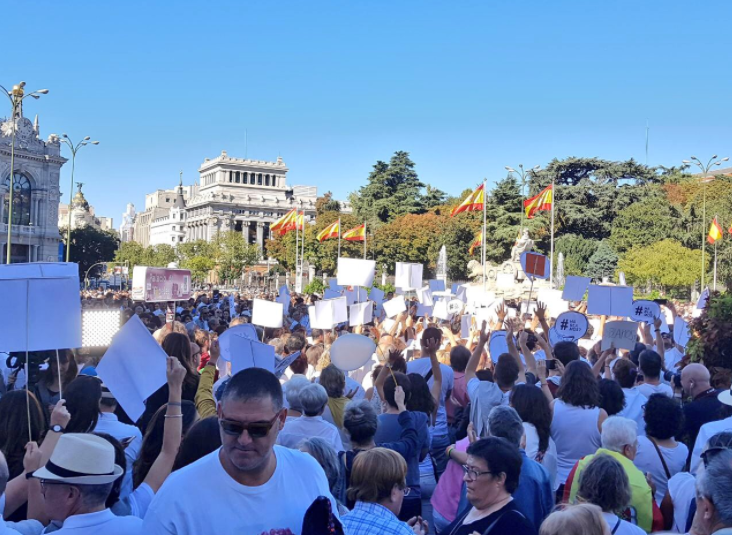 Miles de españoles se manifiestan a favor del diálogo y la unidad luego del referéndum catalán