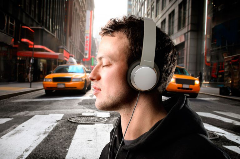 Estudio revela que 4 de cada 10 jóvenes escucha música a volúmenes inadecuados