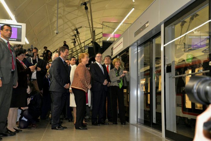 La Presidenta Bachelet subiendo en la estación Los Leones junto al intendente Claudo Orrego y a la alcaldes de Providencia Evelyn Matthei