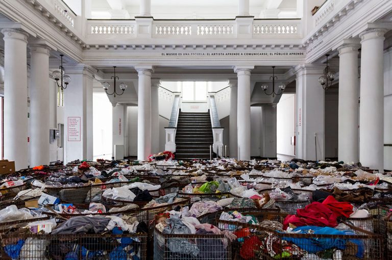 Artista transforma el hall de MAC Quinta Normal en un sendero de boj hecho de escombros y basura 