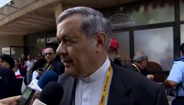 Obispo Barros una vez terminada la misa en el Parque O'Higgins, fue abordado por la prensa por los cuestionamientos, preguntas que eludio y asegurando que se siente apoyado por el Papa.