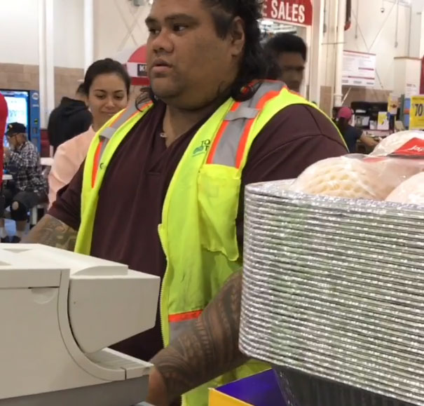 sisters-mistake-costco-cashier-maui-moana-7-5a5cadeb16618__605