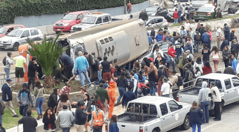 VIDEO  // Volcamiento de bus en bajada Santos Ossa de Valparaíso deja 40 heridos
