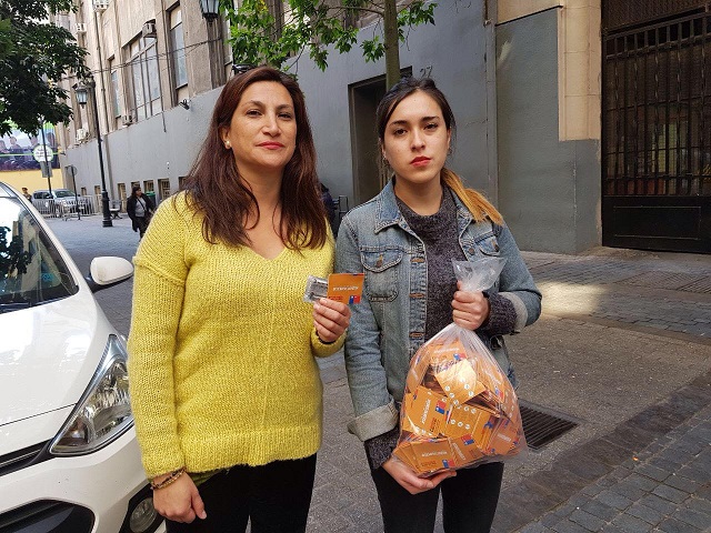 Dirigentas estudiantiles entregan bolsa de condones de regalo al ministro Varela