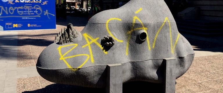 Vandalismo daña escultura en el acceso al Museo Nacional de Bellas Artes