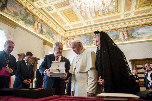 Papa anunció determinación de expulsar a Cox y Órdenes en visita del Presidente Piñera