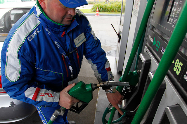 Hacienda modificará el Mepco y bencinas caerían esta semana entre $19 y $26 por litro