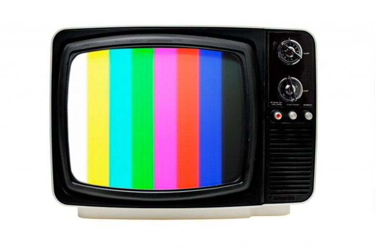 Estudio de la UC revela que la TV es la peor evaluada durante el Estallido Social: Se imponen los medios digitales y la radio
