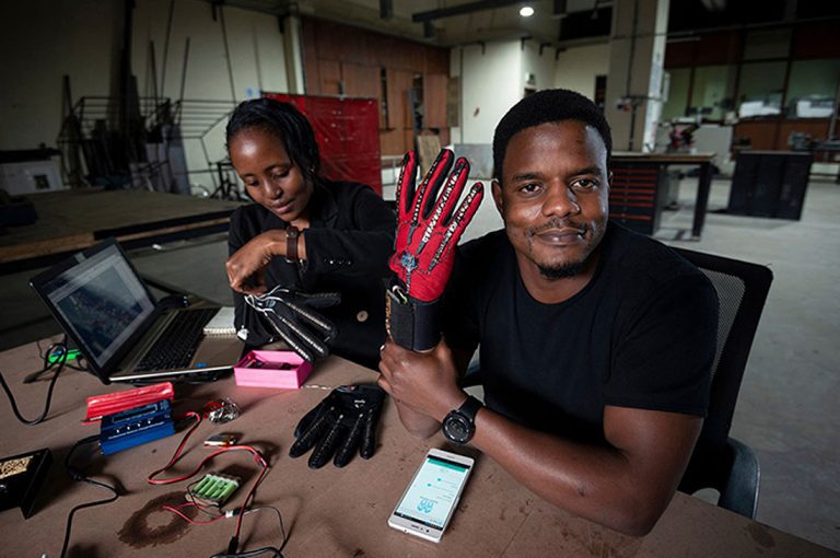 Inventor keniano inventó unos guantes inteligentes que traducen automáticamente el lenguaje de señas