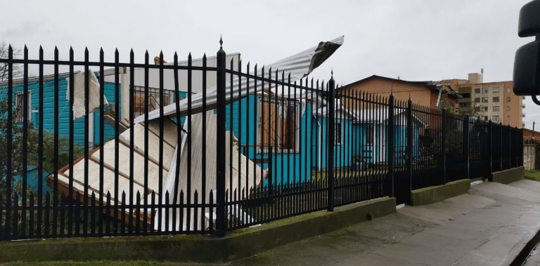 Biobío: Vientos huracanados provocan daños en viviendas en Dichato