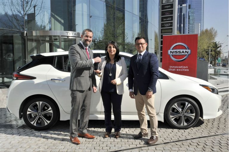 Nissan Chile entrega vehículo 100% eléctrico a la Intendencia de Santiago