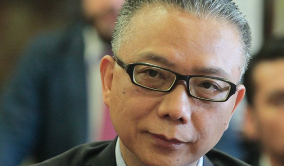 Colonialismo chino: Embajador de China golpea la mesa y llama a