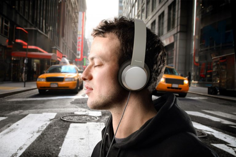 Toma en cuenta el tiempo y el volumen para escuchar música sin dañar tus oídos
