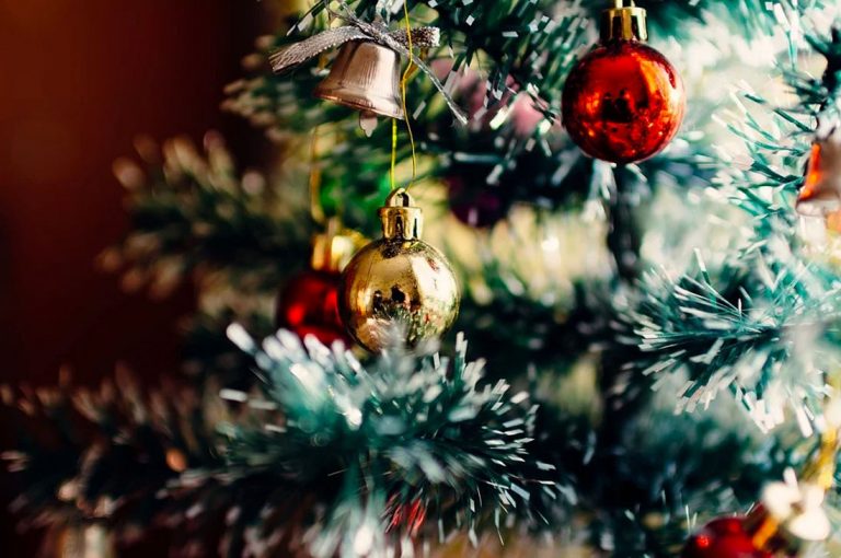 Consejos decorativos para armar el árbol de Navidad en tu departamento
