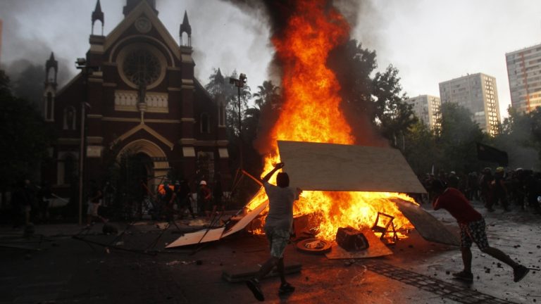 Vándalos incendian iglesia institucional de Carabineros San Francisco de Borja