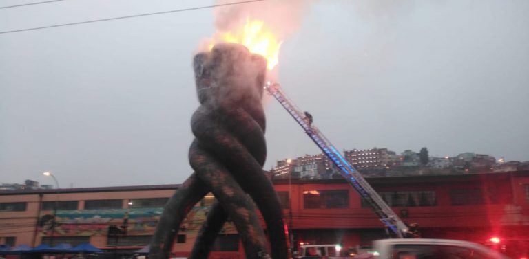 Bomberos consigue controlar incendio de monumento frente a Congreso en Valparaíso