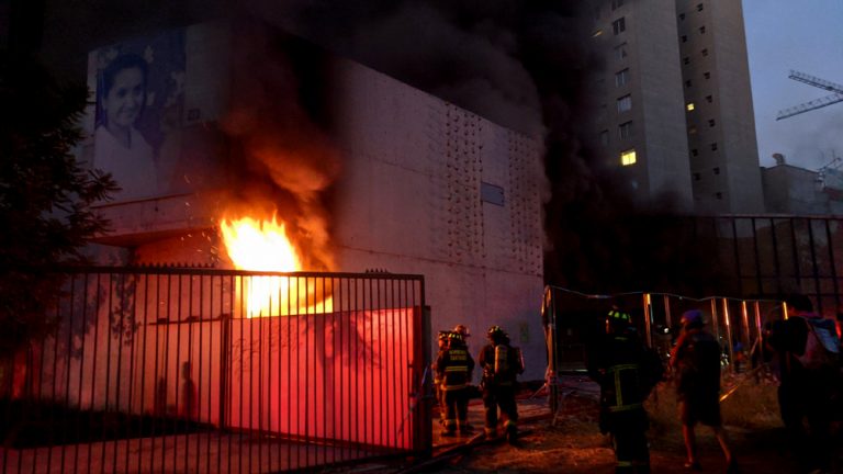 Incendio en Museo Violeta Parra, gobierno dice que fue un “acto bárbaro”