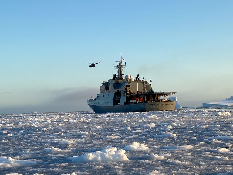Armada reaprovisiona bases en la Antártica Chilena