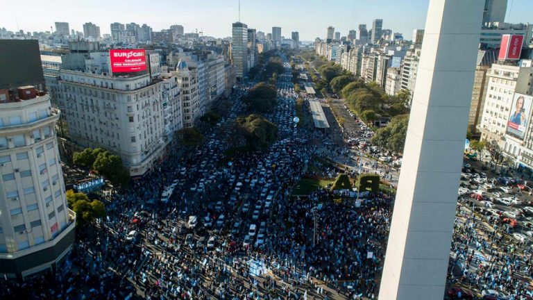 Argentina: Miles salen a protestar contra los Fernández bajo la consigna “banderazo patriótico”