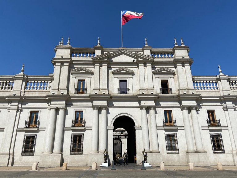 Para llorar: Chile pasa de una democracia “plena” a una “defectuosa” según Global Democracy Index