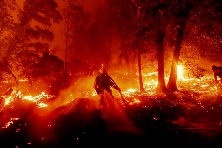 Calor extremo atiza los incendios en California