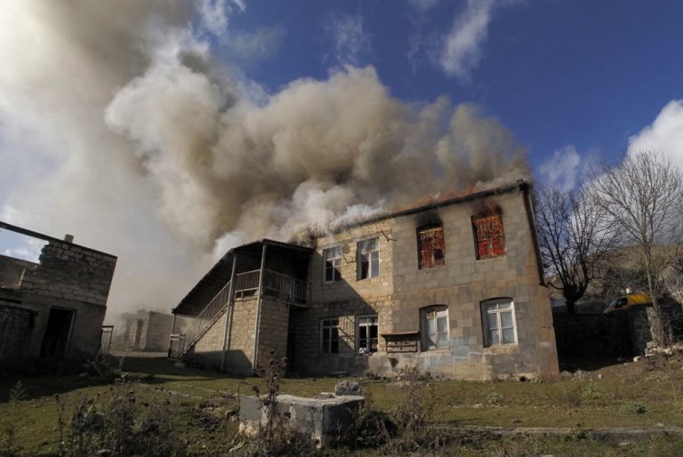 Usando la vieja práctica “tierra arrazada” armenios queman sus casas al tener que devolver zona ocupada que es territorio de Azerbaiyán