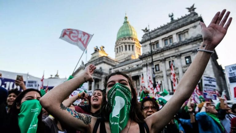 Argentina da luz verde y legaliza el aborto