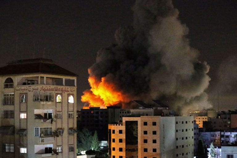 Se agudizan bombardeos israelíes en Gaza y muertos oficiales llegan a los 49  y en Tel Aviv cohetes de Hamas provocan diversos daños