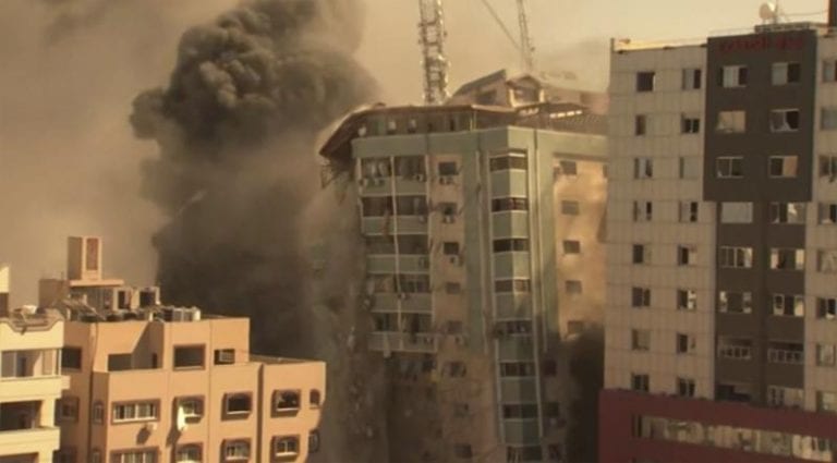 Israel destruye edificio en Gaza que era sede de varios medios de Prensa como AP, Al-Jazeera y otros medios informativos