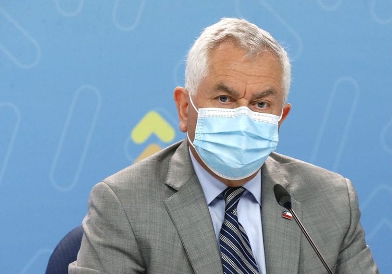 Paris advierte que CLC podría dejar de ser vacunatorio tras polémica tercera dosis