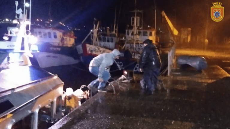 Armada rescata a 5 tripulantes con vida tras naufragio de lancha en Ancud