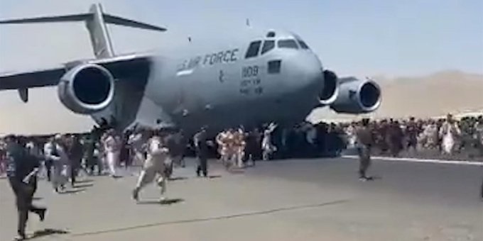 La desesperación en Afganistán es total: Gente se cuelga de avión y caen tras despegar