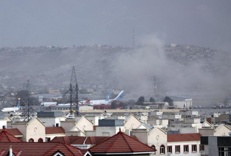 ISIS se adjudica atentados en aeropuerto de Kabul que dejan 72 muertos entre ellos 12 soldados de EEUU