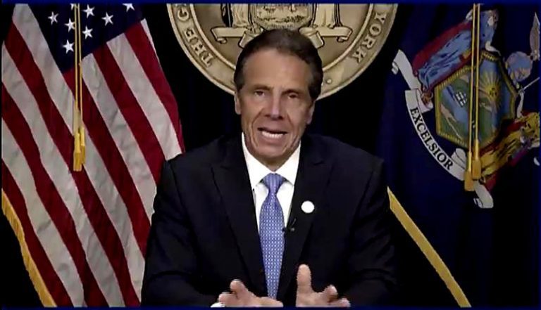 Gobernador de NY acorralado por denuncias de acoso sexual renuncia