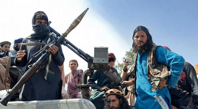 Gobierno afgano sucumbe ante los talibanes y anuncia transferencia pacífica del poder