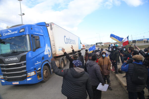 Tras varios “tiras y aflojas” finalmente se llegó a acuerdo para levantar el bloqueo de accesos a Punta Arenas por alza de bencinas