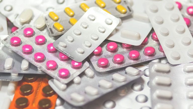 La ruta de los medicamentos alternativos como solución a los altos precios del mercado farmacéutico
