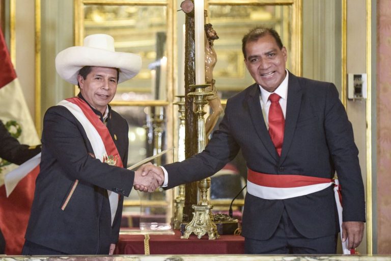 Presidente de Perú aceptó renuncia de ministro del Interior acusado de organizar una fiesta en su domicilio pese a prohibición por Covid