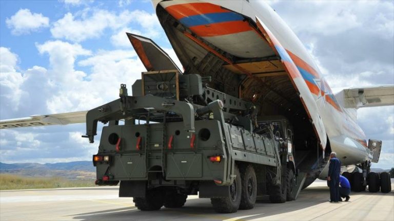 Rusia inicia entrega de misiles S-400 a India que arriesga sanciones de EEUU