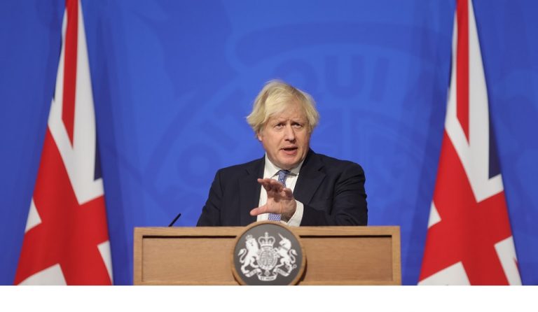 La desesperada alerta del Premier británico:  “Se acerca un maremoto de Omicron”